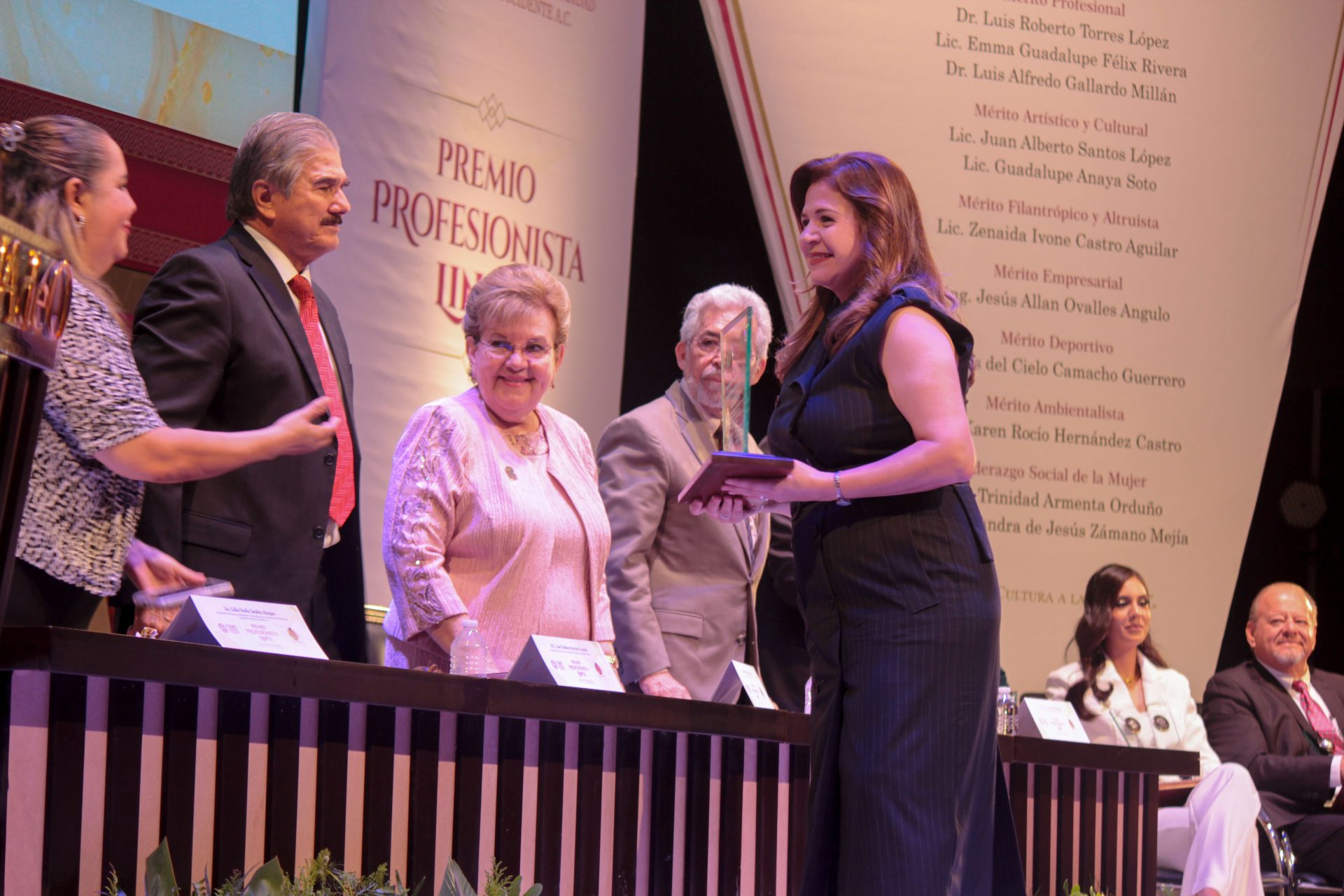 Lic. Emma Guadalupe Félix Rivera, recibe Galardón en la ceremonia del “Premio Profesionista Lince del año”