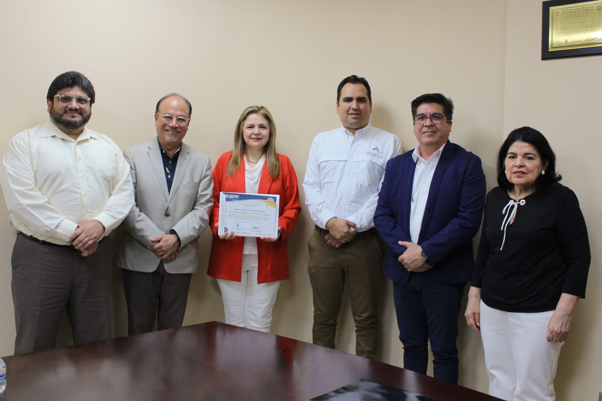Colegio de Contadores entrega certificado a la ASE como Instancia Capacitadora